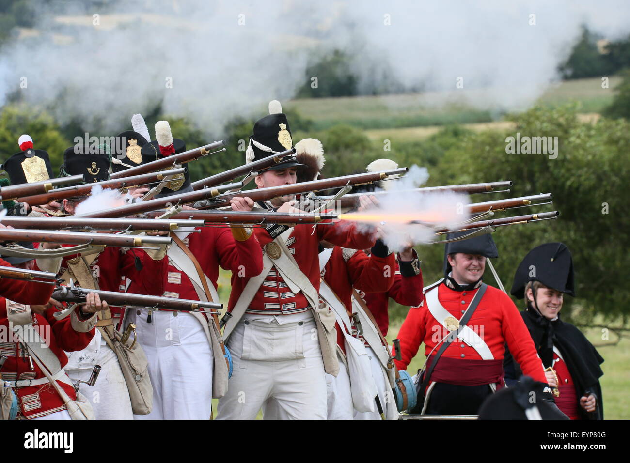 El condado de Wexford, Irlanda. 2 ago, 2015. Re-enactors vestidos como soldados británicos abren fuego durante la batalla de vinagre Hill re-promulgación cerca de Enniscorthy Town en el Condado de Wexford, Irlanda representando una histórica batalla entre las Naciones irlandeses y las fuerzas británicas en 1798. Crédito: Brendan Donnelly/Alamy Live News Foto de stock