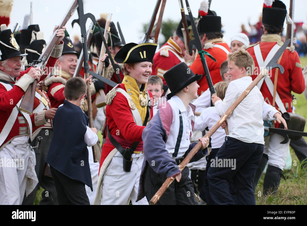 El condado de Wexford, Irlanda. 2Aug, 2015.Close Quarters Combat acción durante la batalla de vinagre Hill re-promulgación cerca de Enniscorthy Town en el Condado de Wexford, Irlanda representando una histórica batalla entre las Naciones irlandeses y las fuerzas británicas en 1798. Crédito: Brendan Donnelly/Alamy Live News Foto de stock