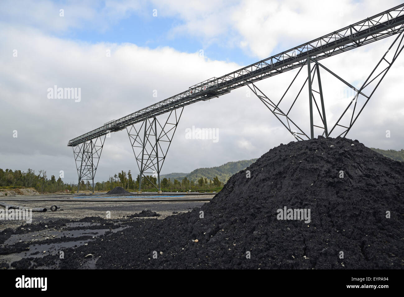 Montones de carbón de coque de alto grado en una instalación de carga para una mina de carbón Foto de stock
