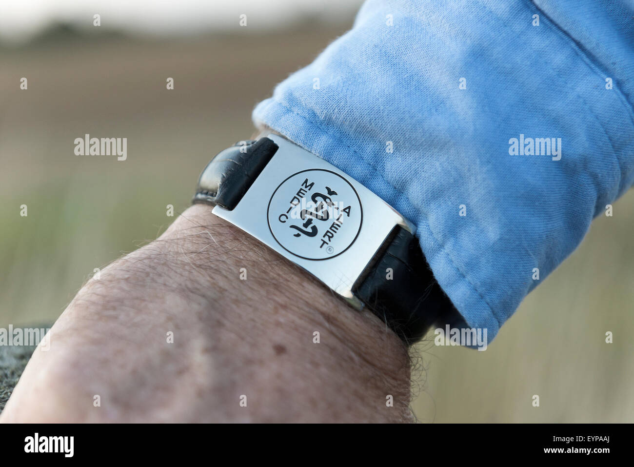 Pulsera de alerta médica fotografías e imágenes de alta resolución - Alamy