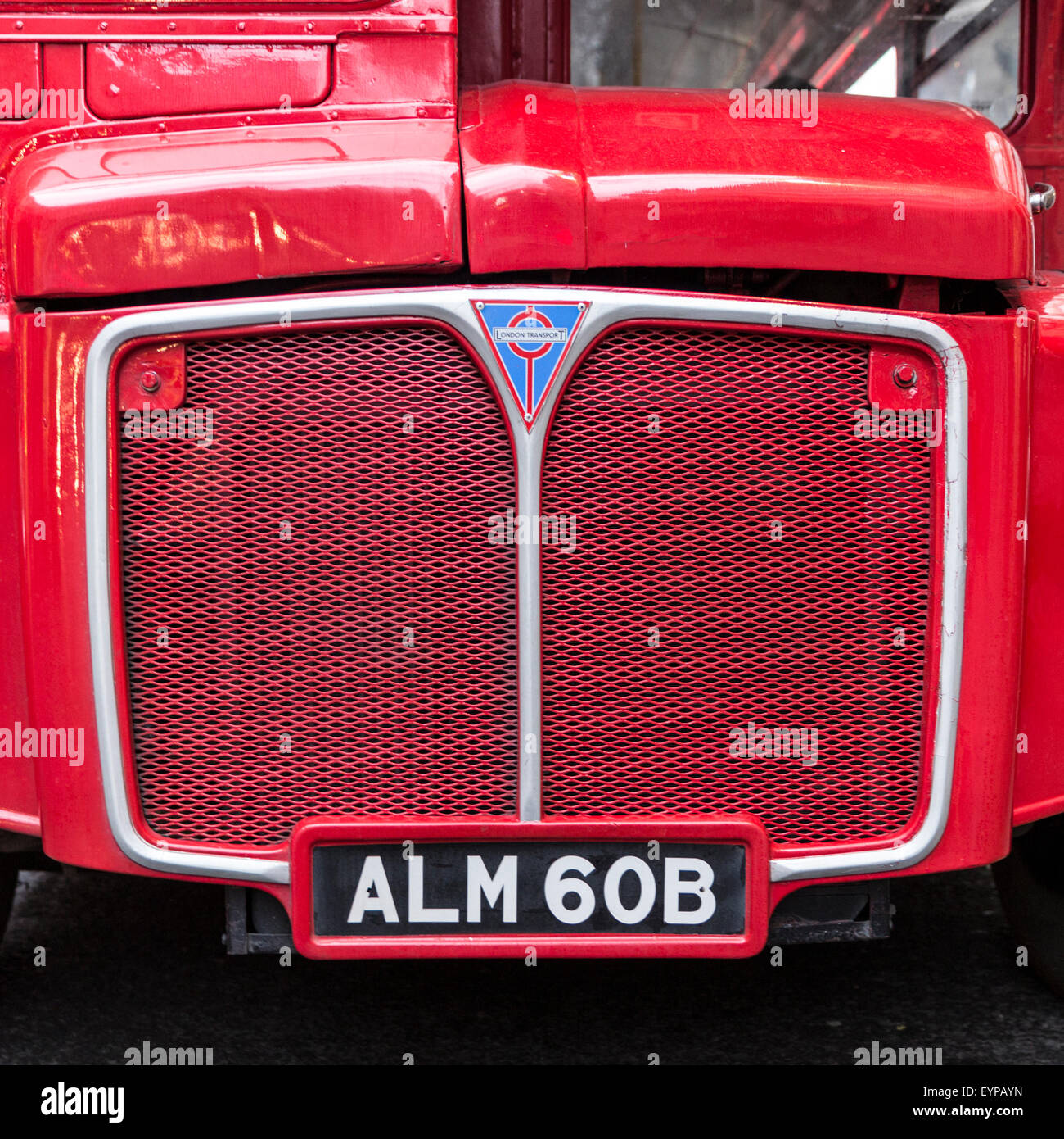 Detalle de la parte delantera del clásico rojo Routemaster doble decker bus de Londres mostrando la calandra, el capó y la placa de licencia Foto de stock