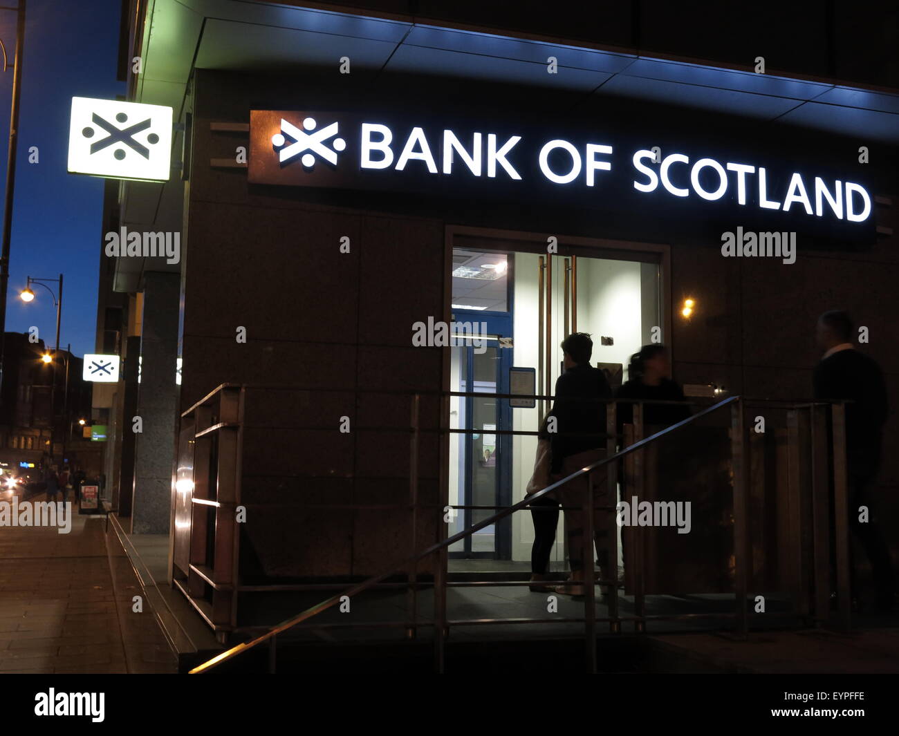 Sucursal del banco de Escocia en la noche, con algunas luces encendidas, Edimburgo, Escocia, Reino Unido Foto de stock