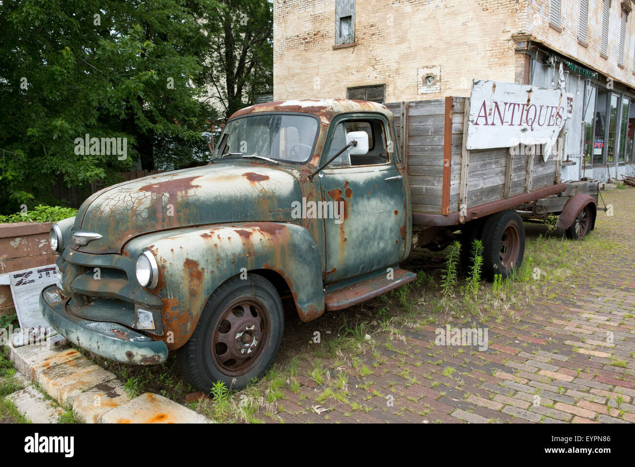 La parrilla delantera y el capó de un viejo camión Chevy oxidada Foto de stock