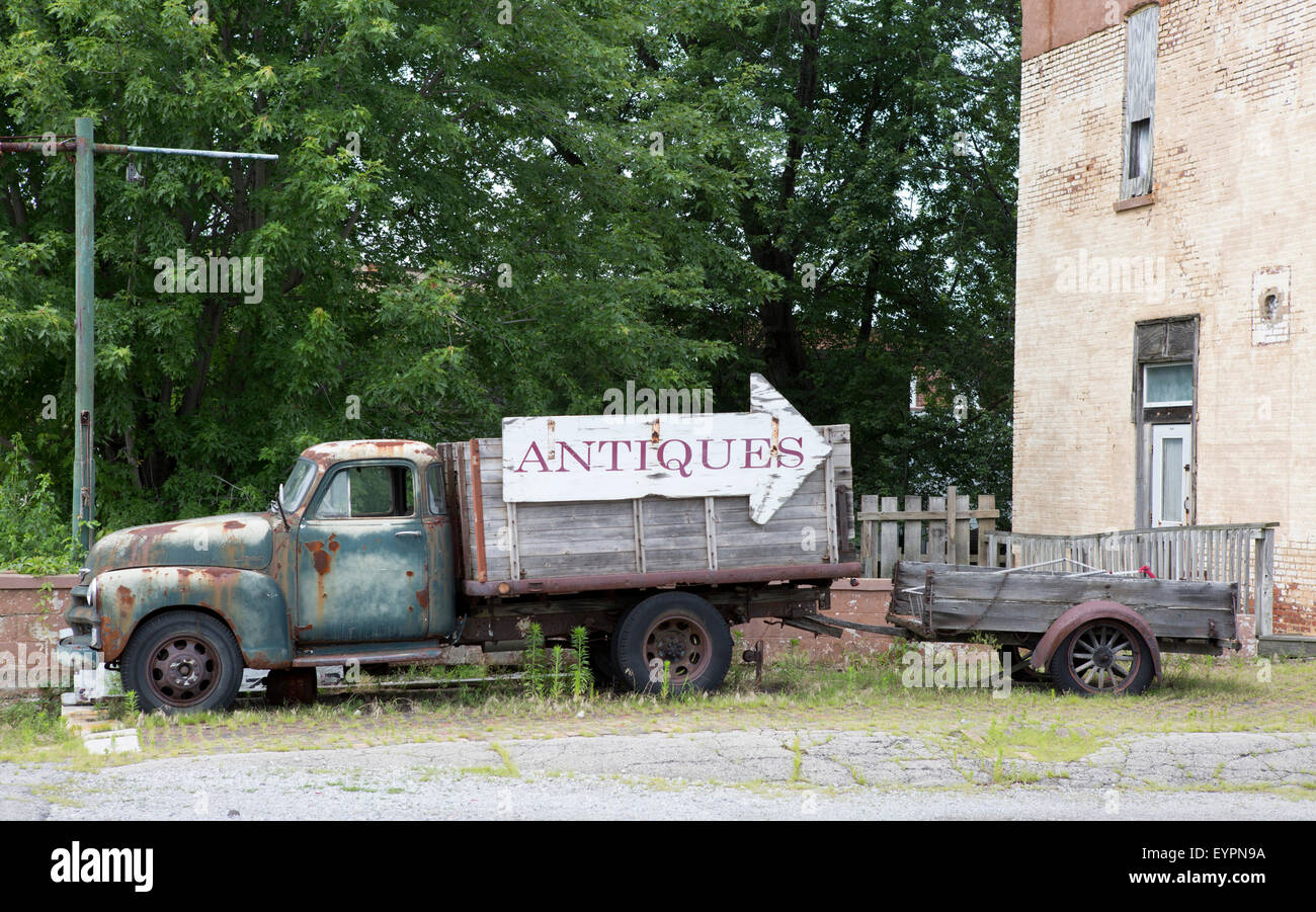 Desgastados y oxidados vieja camioneta Chevy antigüedades publicidad Foto de stock