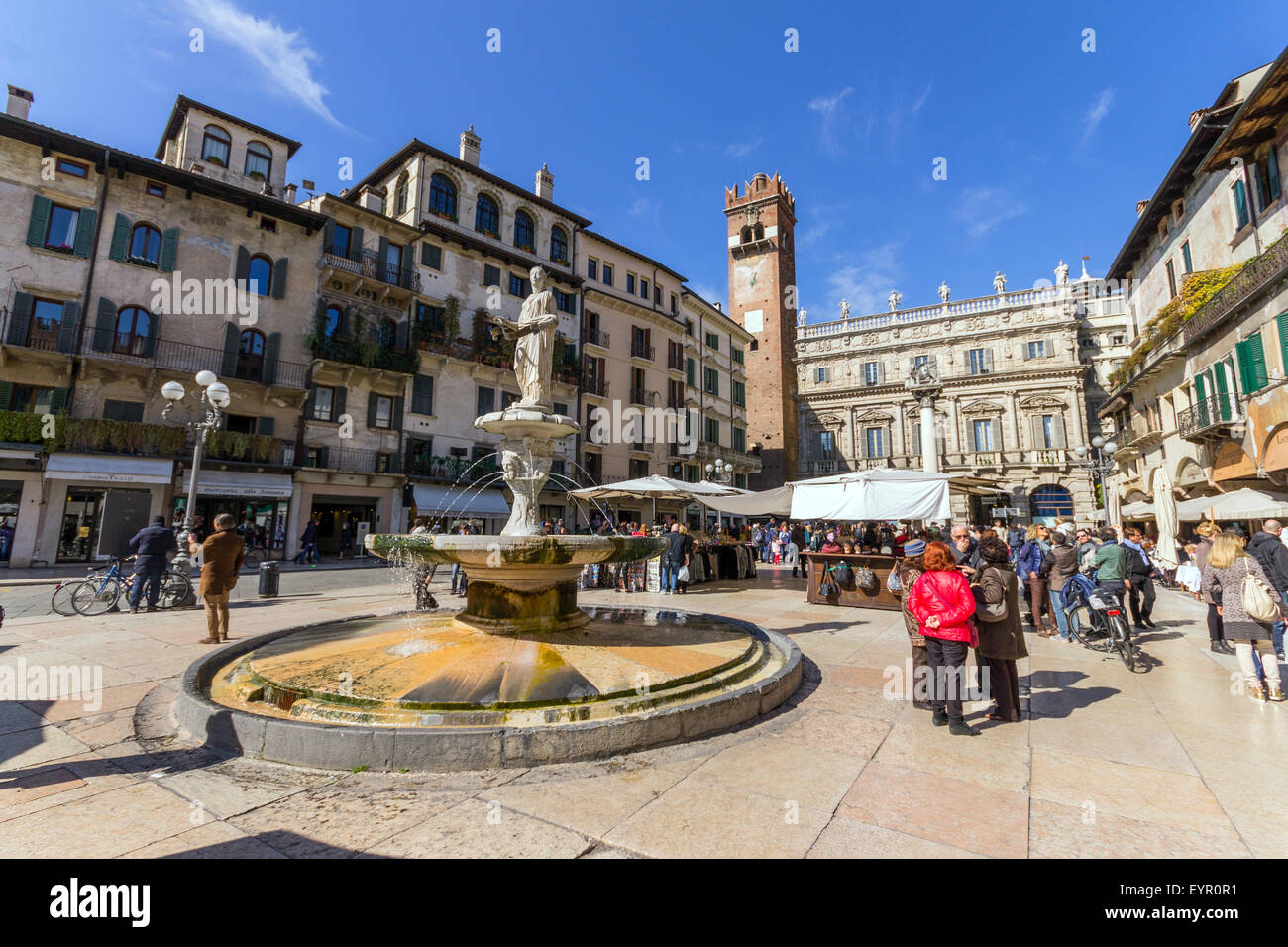 Italia, Venecia, Verona, la Piazza delle Erbe, la fuente Foto de stock
