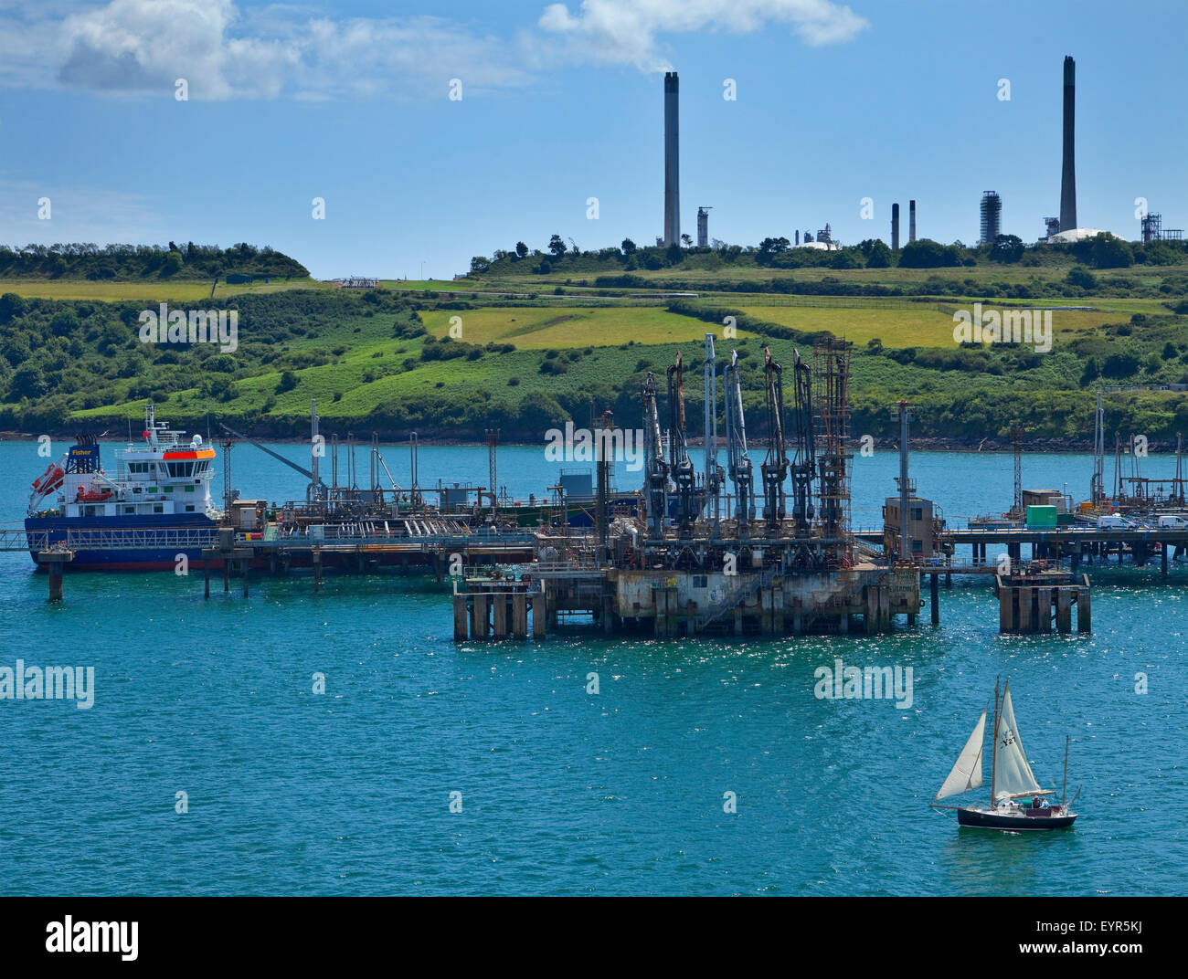 Barco en refinería en Milford Haven, Pembrokeshire, al sur de Gales, Reino Unido Foto de stock