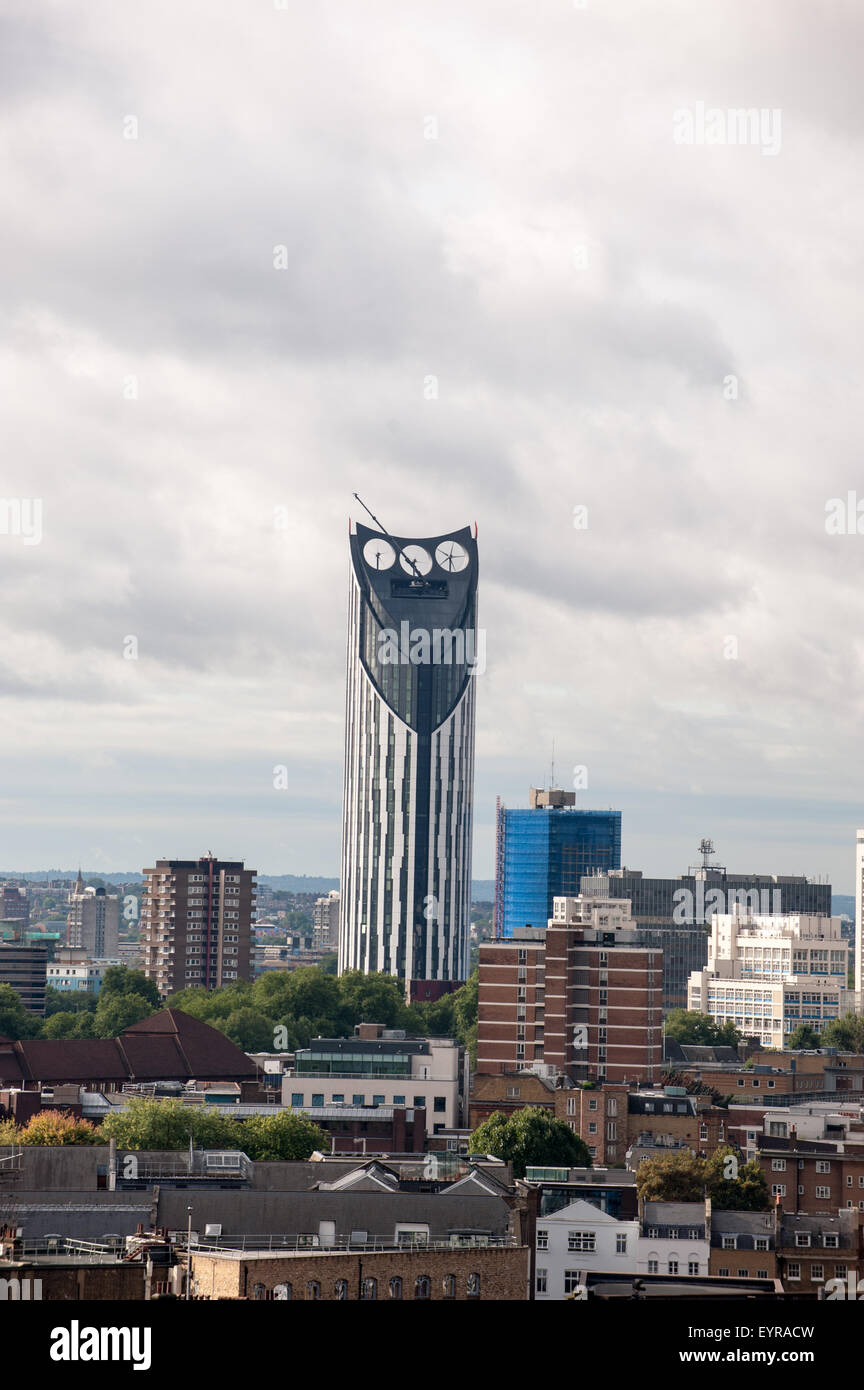 Londres, Inglaterra. Strata SE1 edificio alto con tres aerogeneradores, Elephant y Castle. Modernos rascacielos. Foto de stock