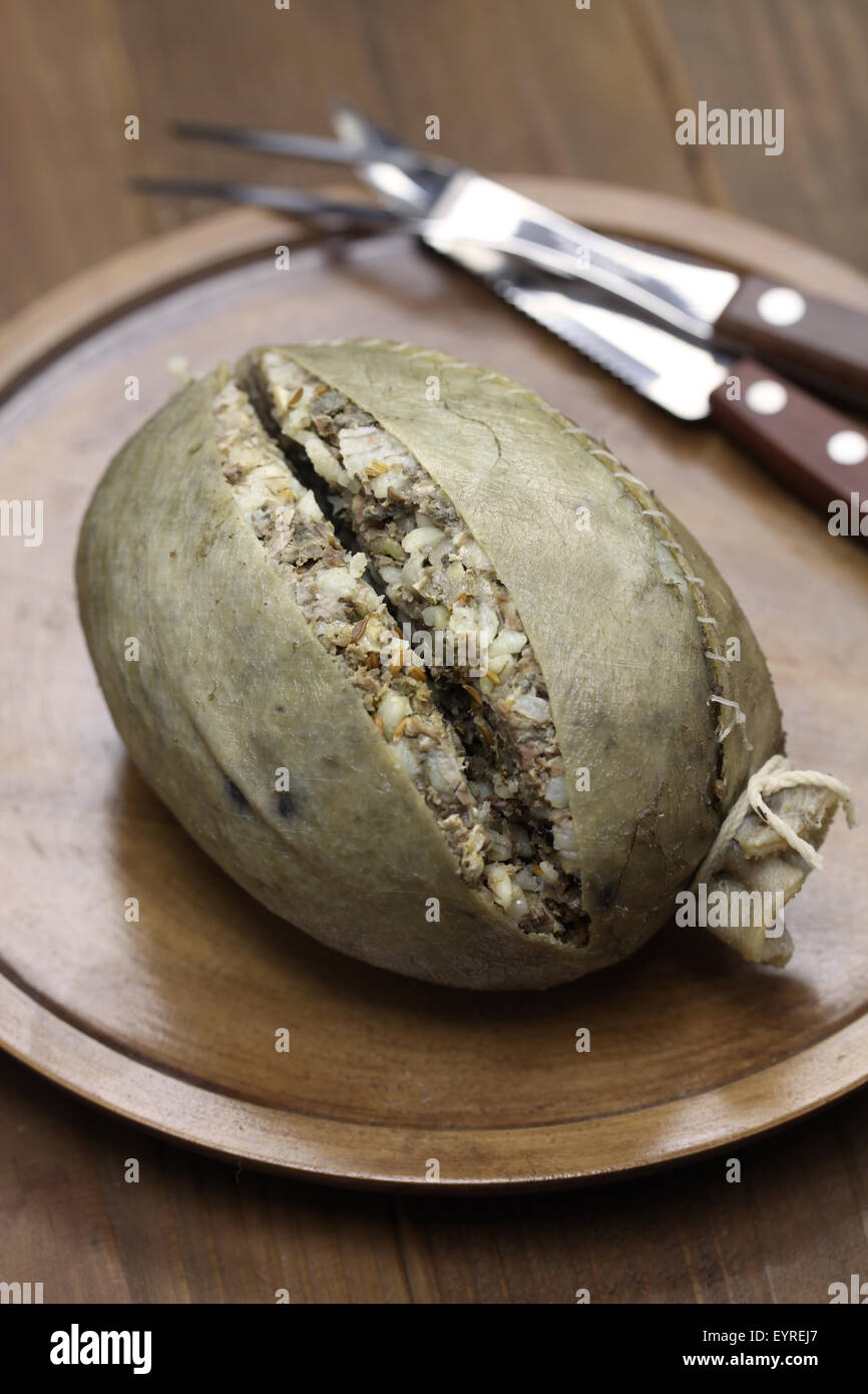 Escocia haggis, comida casera aislado sobre fondo de madera Foto de stock