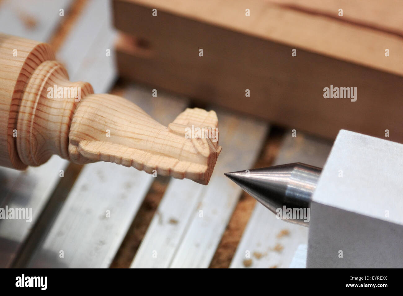 Hacer piezas de ajedrez de madera en torno Fotografía de stock - Alamy
