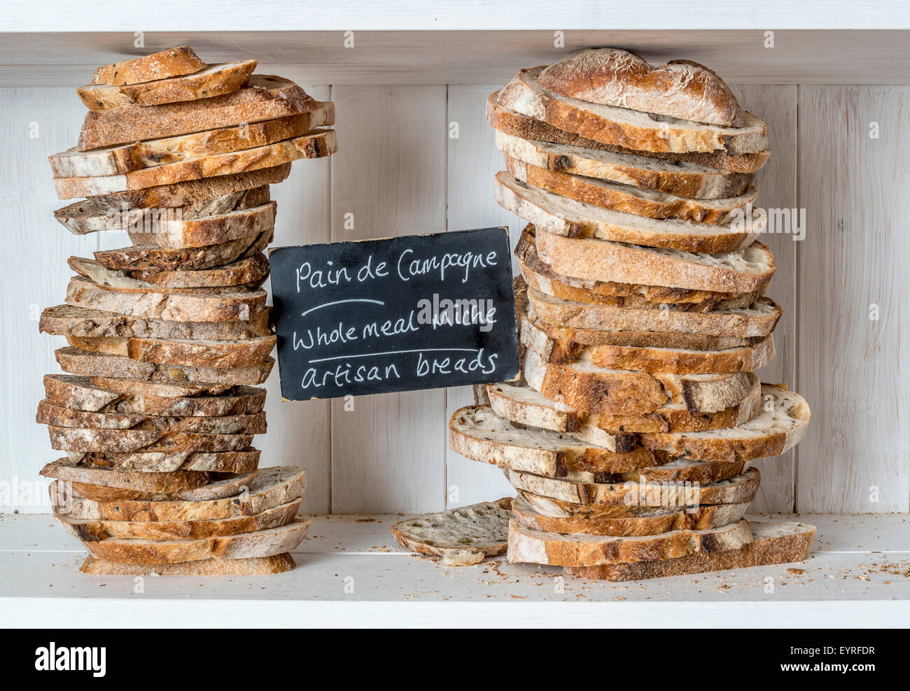 Varios tradicionalmente pan agrio en una panadería, Devon, Reino Unido Foto de stock