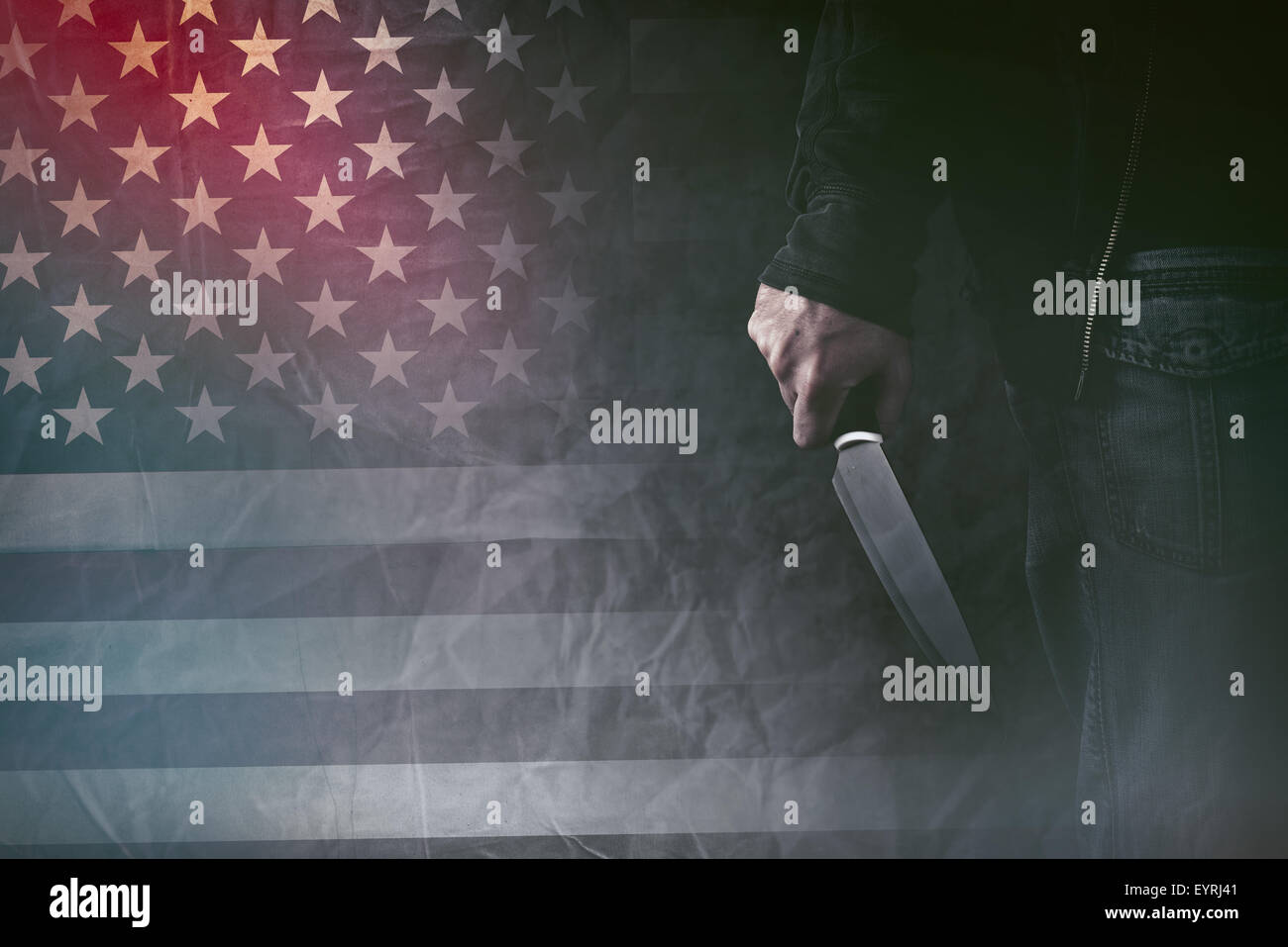 American asesino en serie, hombre mano con un cuchillo afilado y grunge usa la bandera de fondo, imagen de tonos retro Foto de stock