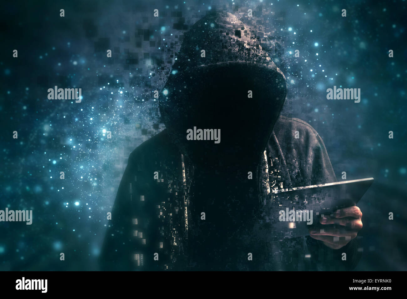 Pixelado rostro irreconocible encapuchados criminales cibernéticos hombre utilizando tableta digital en el ciberespacio Foto de stock