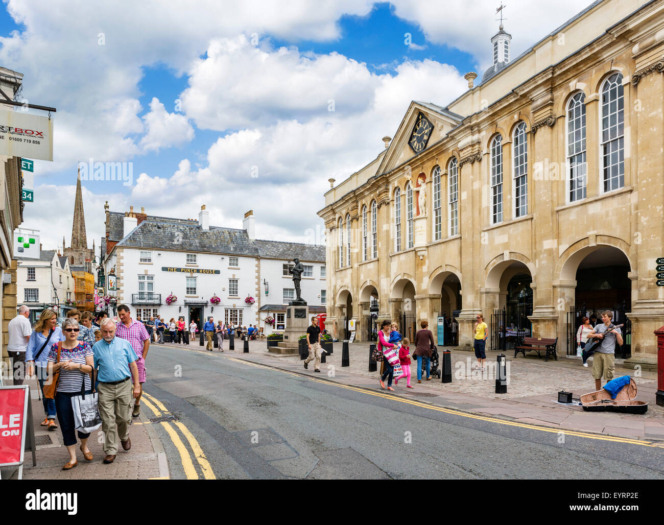 Monnow Street en el centro de la ciudad con Shire Hall a la derecha, Monmouth, Monmouthshire, Gales, Reino Unido Foto de stock