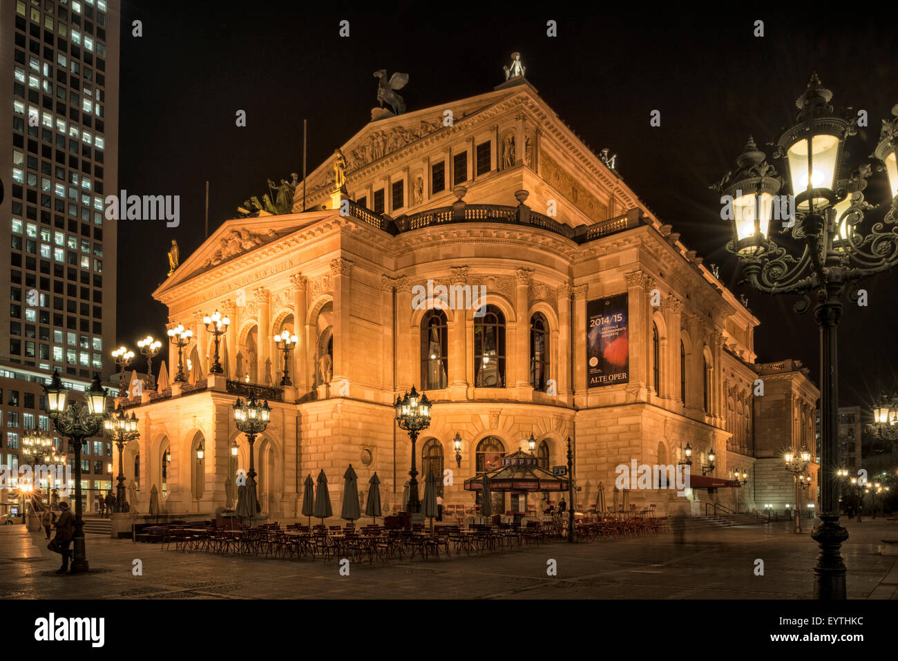Alemania, Hesse, Frankfurt am Main, Alte Oper (Antigua Ópera) por noche Foto de stock
