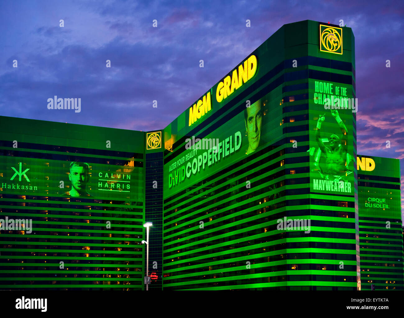 El MGM Grand Hotel and Casino en Las Vegas, Nevada, al atardecer, con colores vibrantes y espectacular cielo. Foto de stock