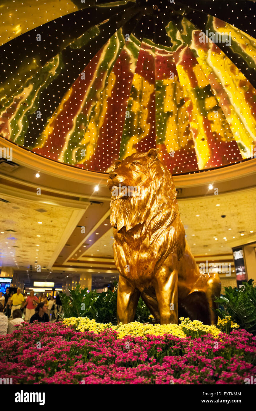 El MGM Lion en el atrio del MGM Grand Hotel & Casino en Las Vegas, Nevada Foto de stock