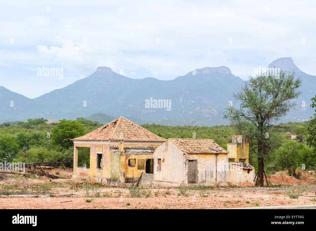 Ruinas de la antigua estación de tren de Assuncao rural en Angola, en la provincia de Namibe, con agujeros de bala en las paredes visibles Foto de stock