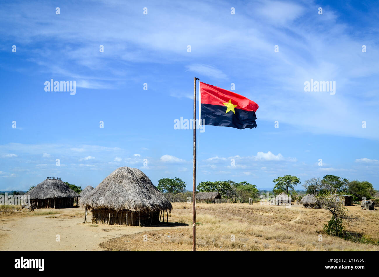 El MPLA (partido político angoleño) bandera ondeando en una zona muy rural de Angola (sin agua, sin electricidad, sin caminos) Foto de stock