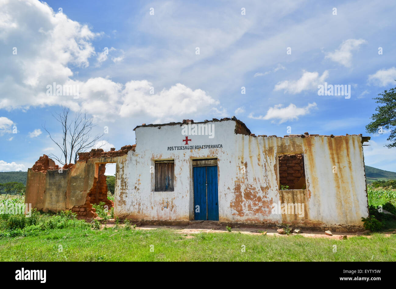 Ruinas de un centro de salud (posto do saude) en las zonas rurales de Angola Foto de stock