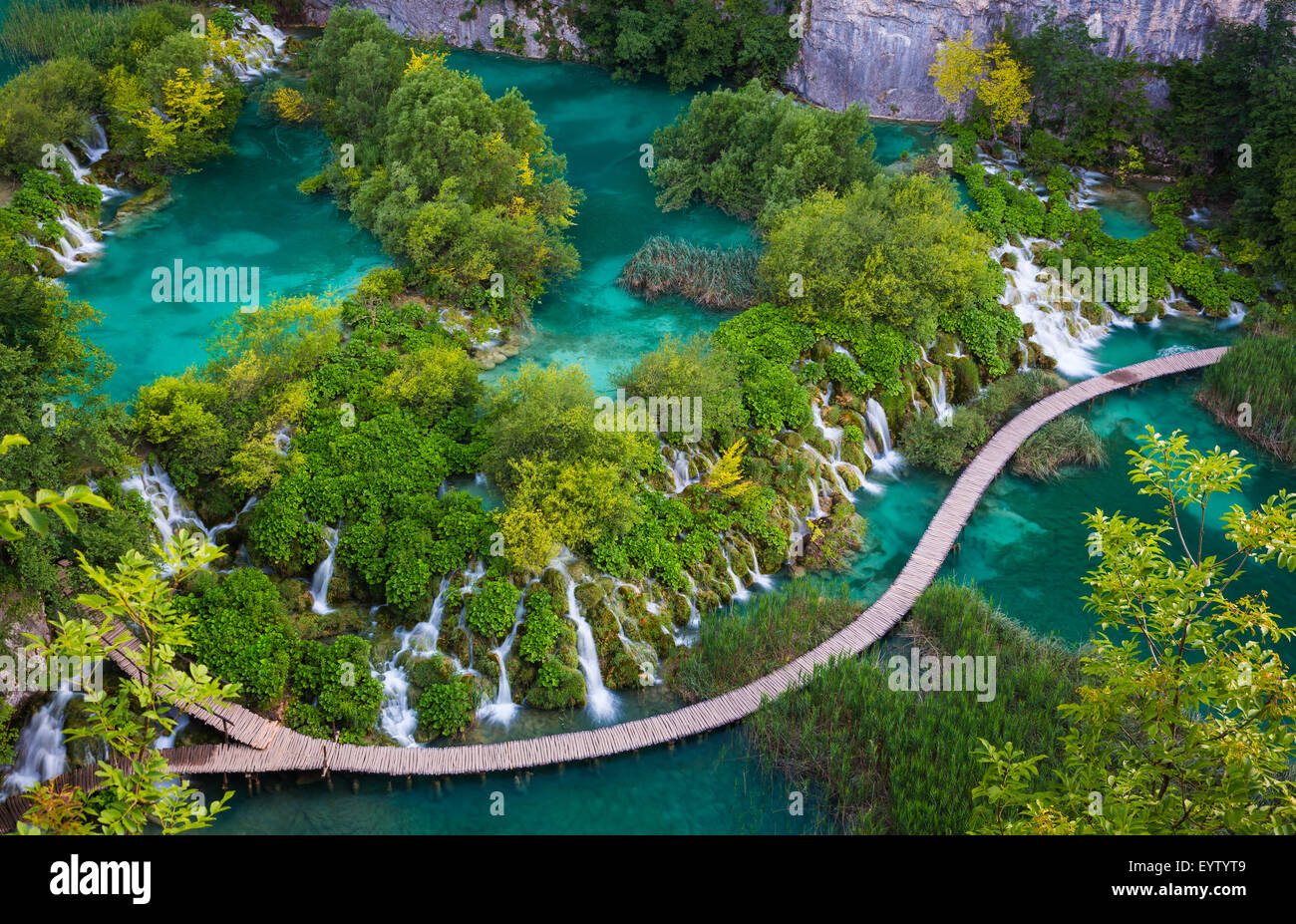 Parque Nacional de los Lagos de Plitvice es uno de los parques nacionales más antiguos en el sudeste de Europa y el parque nacional más grande de Croacia. Foto de stock