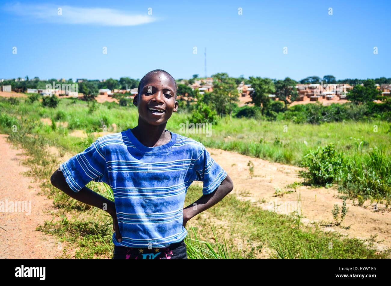 Niño angoleño sonriendo, cerca de su aldea, Foto de stock