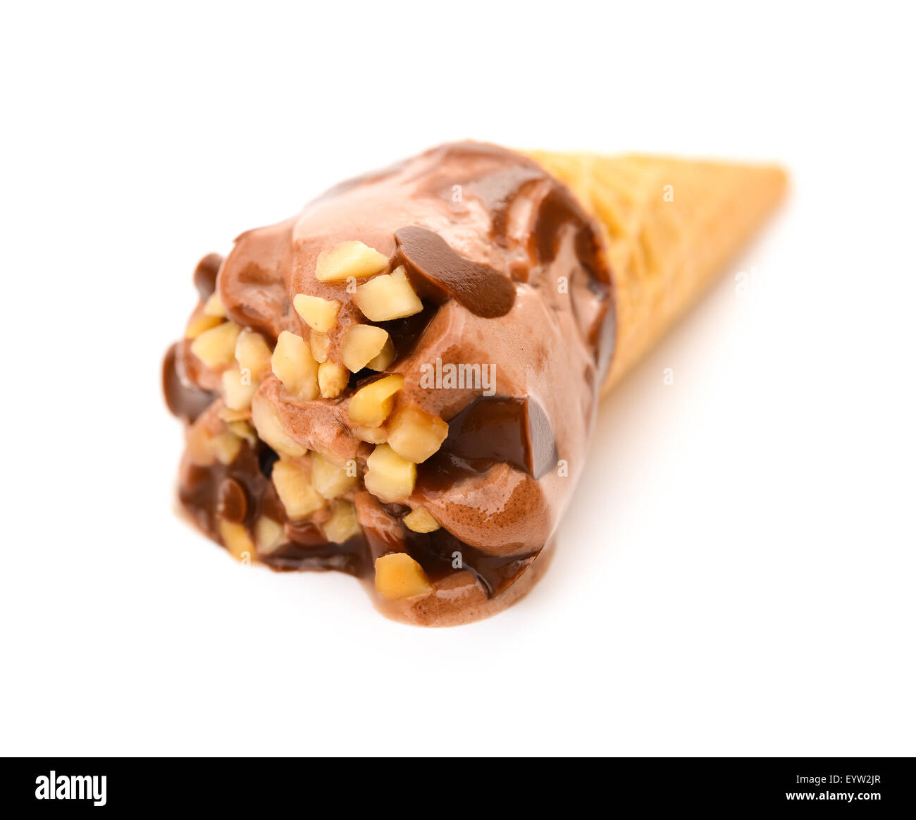 Cono de helado, derritiendo en un fondo blanco. Foto de stock