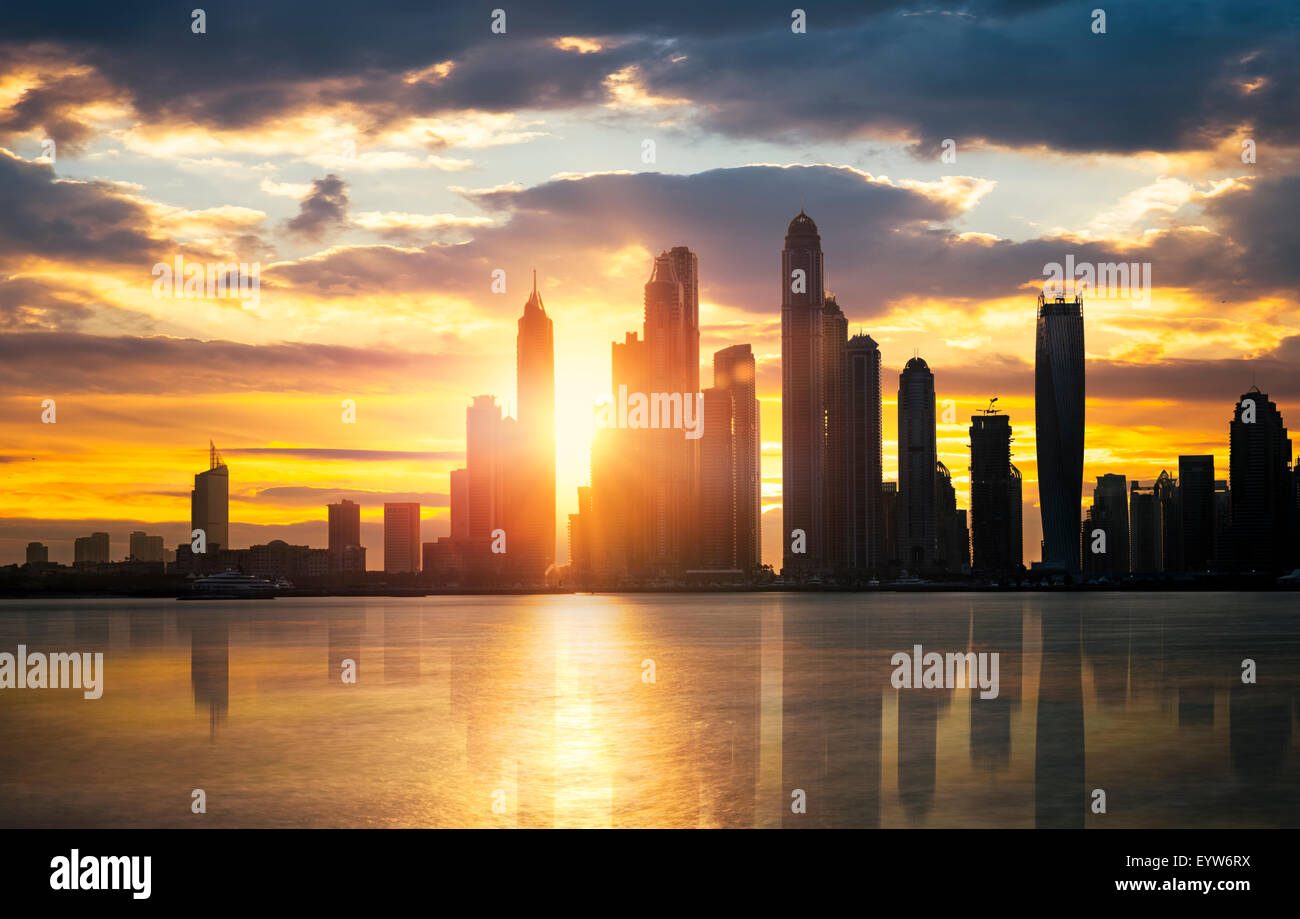 Horizonte de Dubai Marina, visto desde Palm Jumeirah Foto de stock
