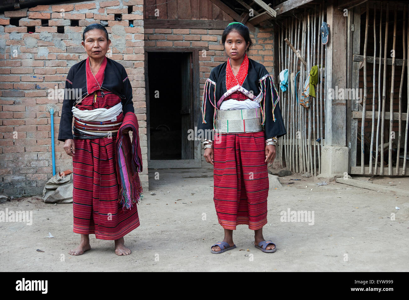 Dos mujeres de la tribu local de los Palaung en ropa típica, cerca de Kyaing Tong, el Estado de Shan Golden Triangle, Myanmar Foto de stock