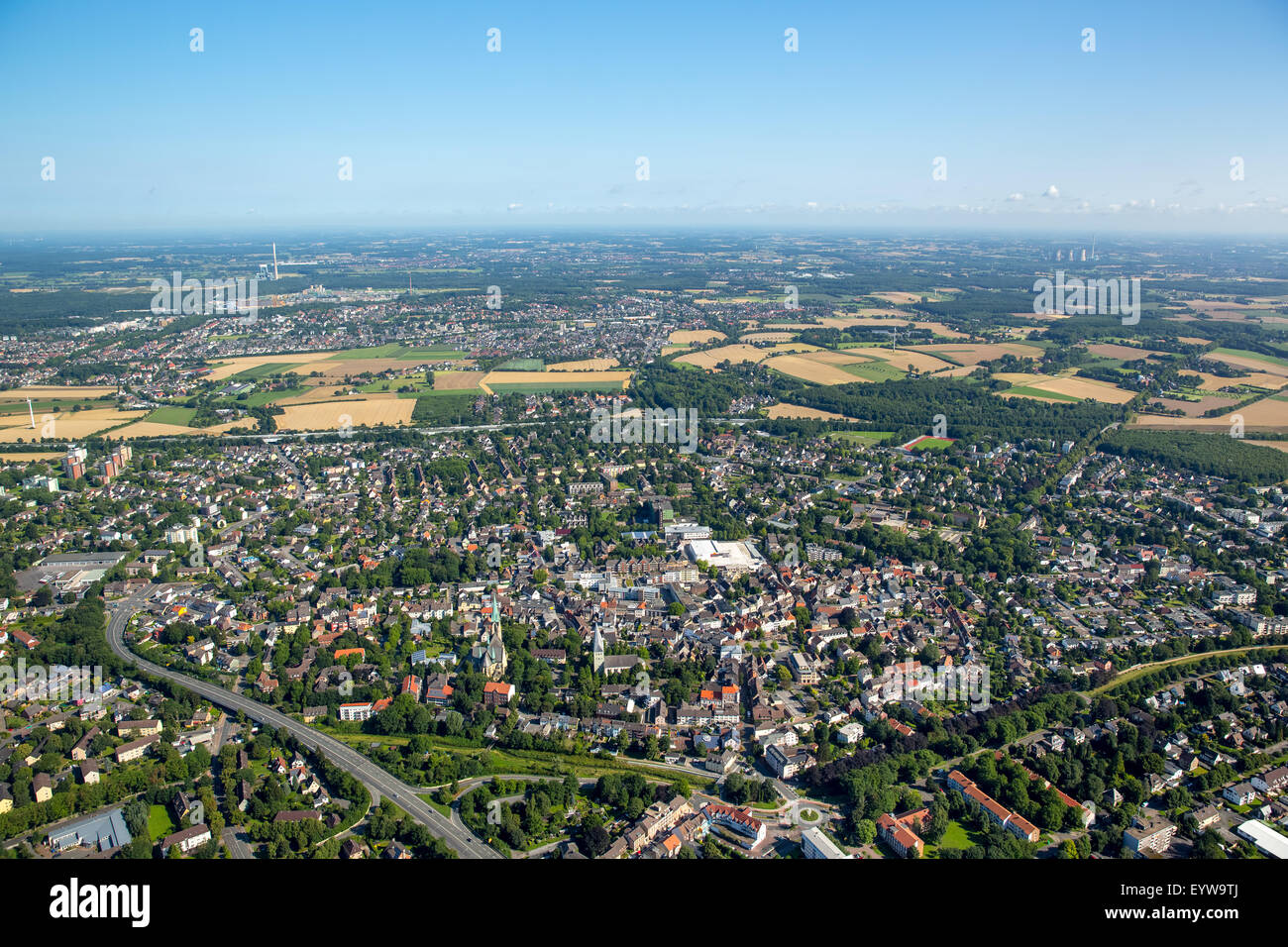 Vista desde el sur hasta el centro de la ciudad de Kamen, districto de Ruhr, Renania del Norte-Westfalia, Alemania Foto de stock