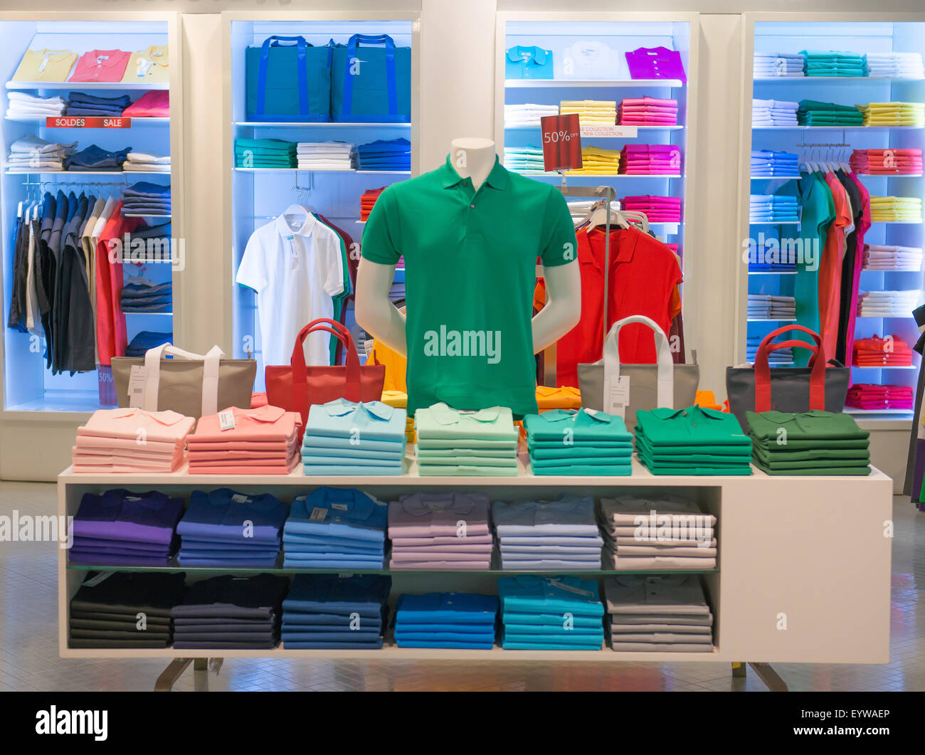 Tienda de ropa con camiseta ahorcado en el stand Fotografía de stock - Alamy