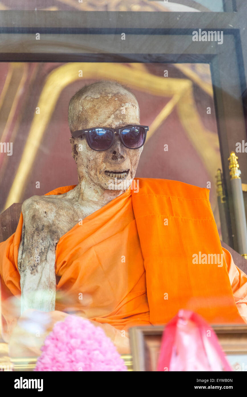 ≈momificado de monje, monje momificado con gafas de sol, Wat Khunaram, Koh  Samui, Tailandia Fotografía de stock - Alamy
