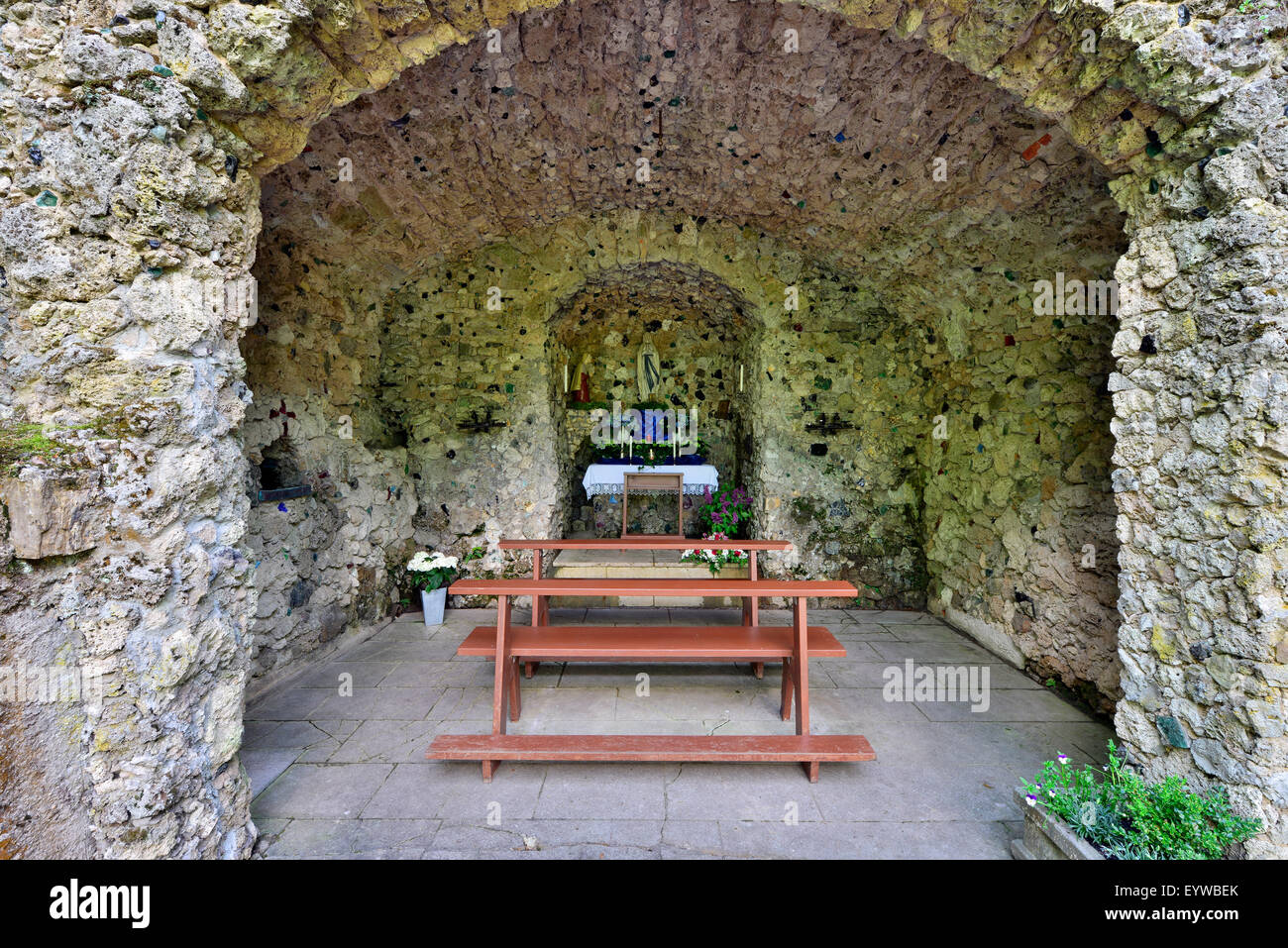 Gruta de Lourdes, en la iglesia de Santiago en Hohenberg, Baden-Württemberg, Alemania Fotografía de stock - Alamy Gruta de Lourdes, en la iglesia de Santiago en Hohenberg, Baden-Württemberg, Alemania Fotografía de stock - Alamy