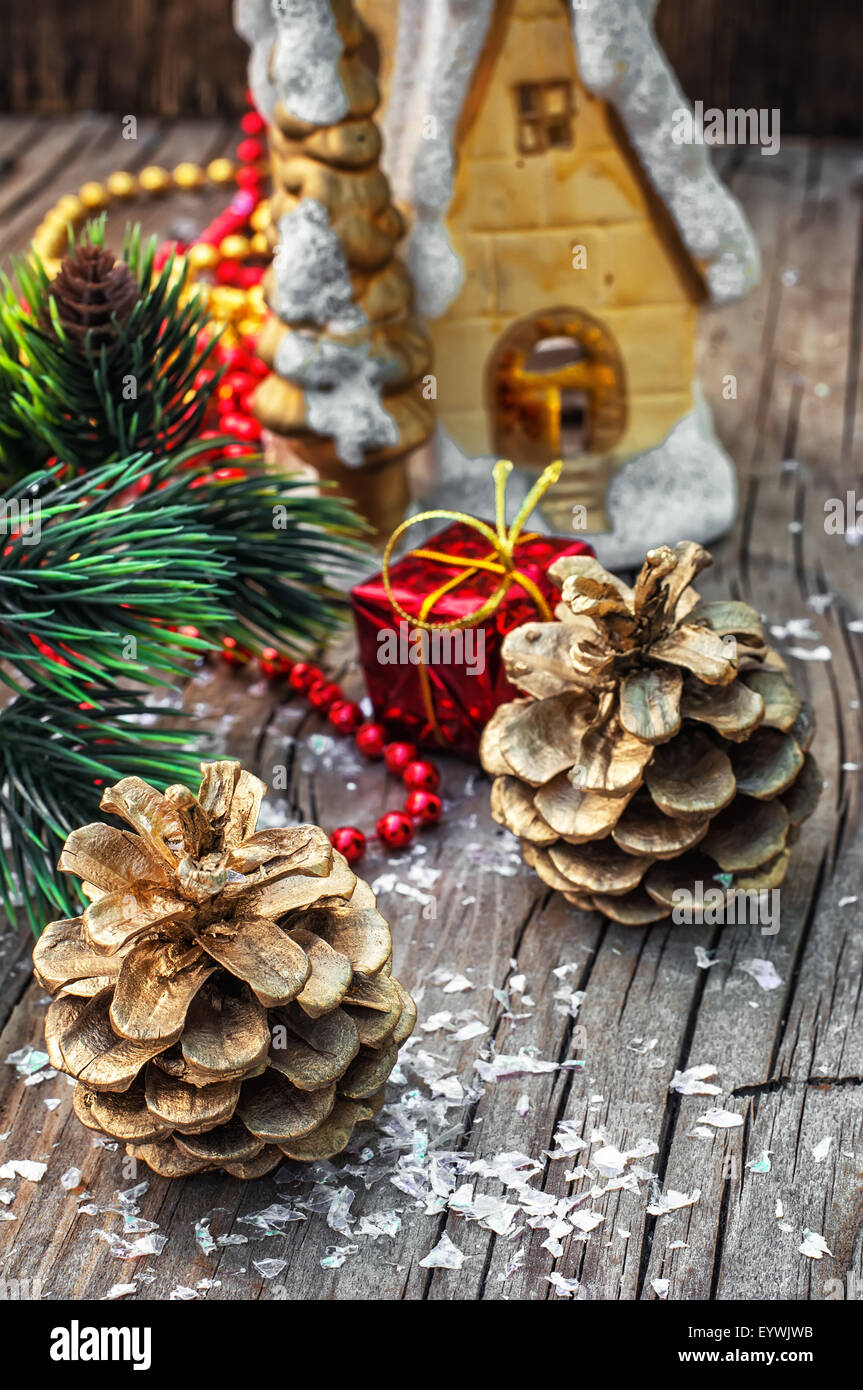 Adornos navideños de conos de pinos,juguetes de madera.Photo tintado de  fondo Fotografía de stock - Alamy