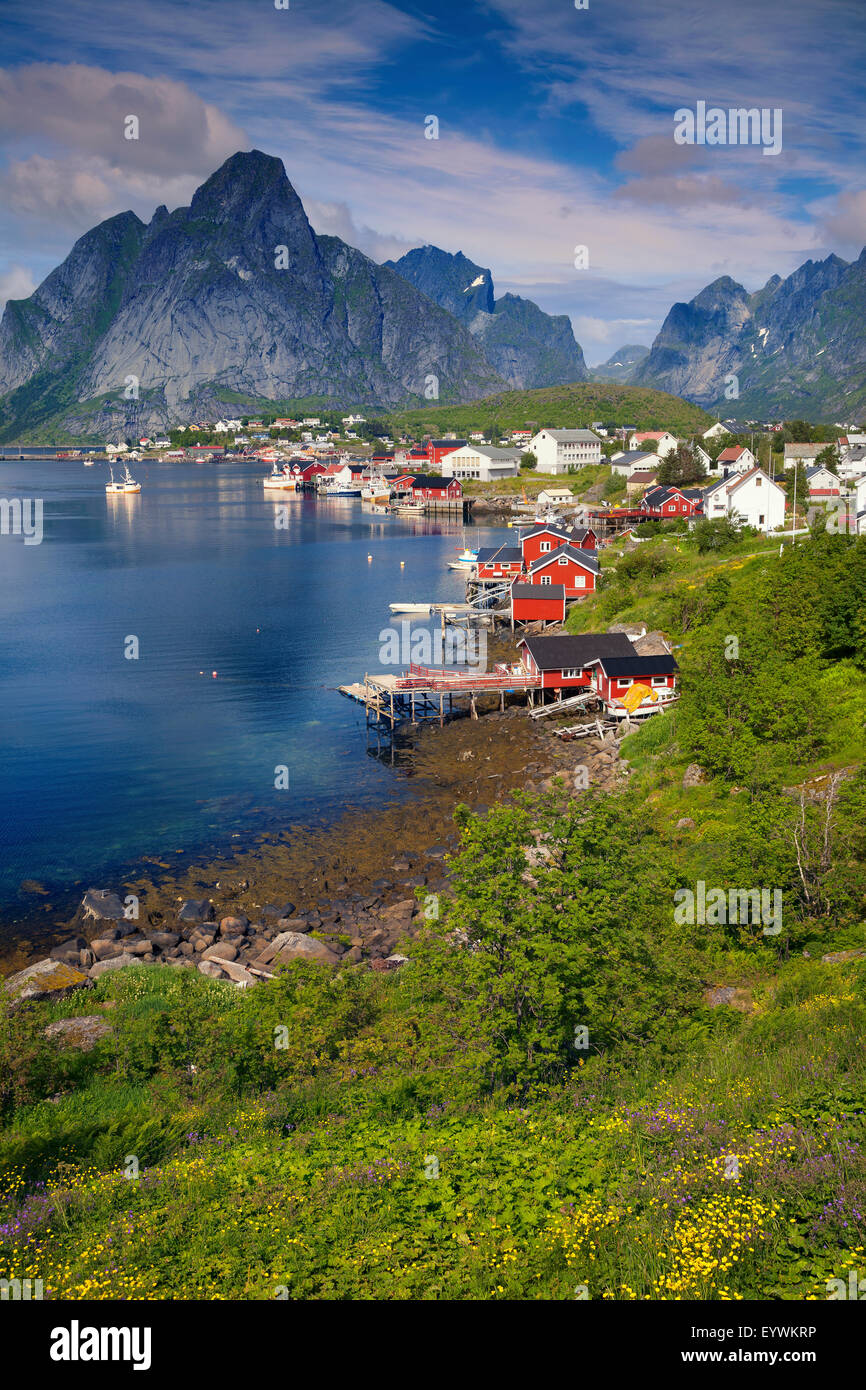 Reine. Pintoresca ciudad de reine en las islas Lofoten, en Noruega, en un día soleado de verano. Foto de stock