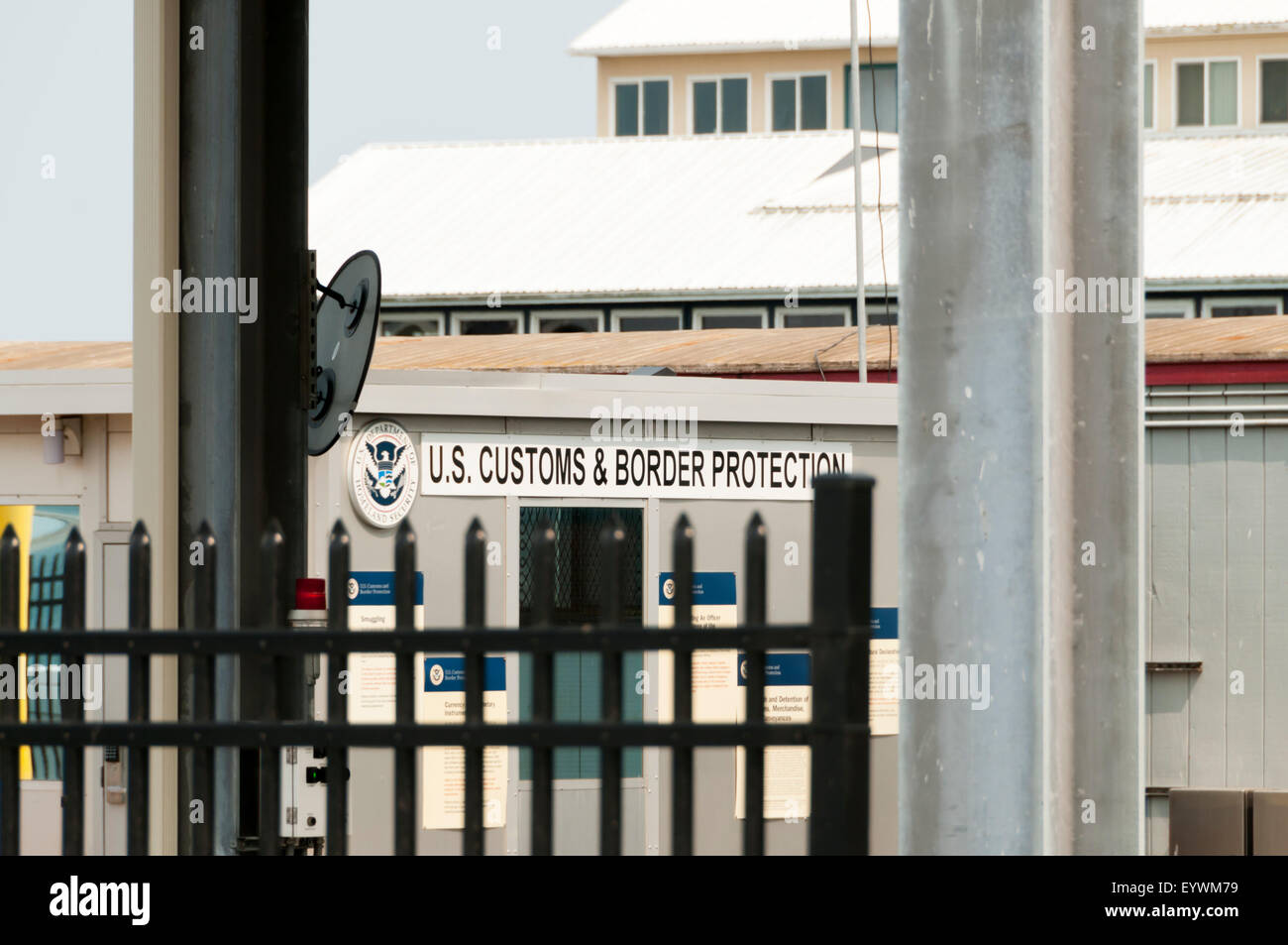 Aduanas y Protección de Fronteras de EE.UU. firman en el puerto en Port Angeles, Washington state. Foto de stock