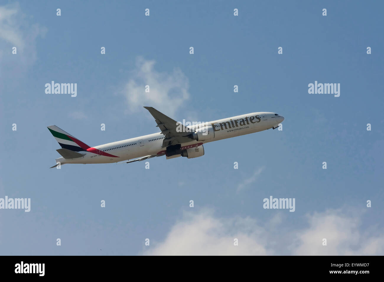 Bombay,India-March 15 2015: Emirates vuelo despegue el Aeropuerto Internacional de Bombay . Foto de stock