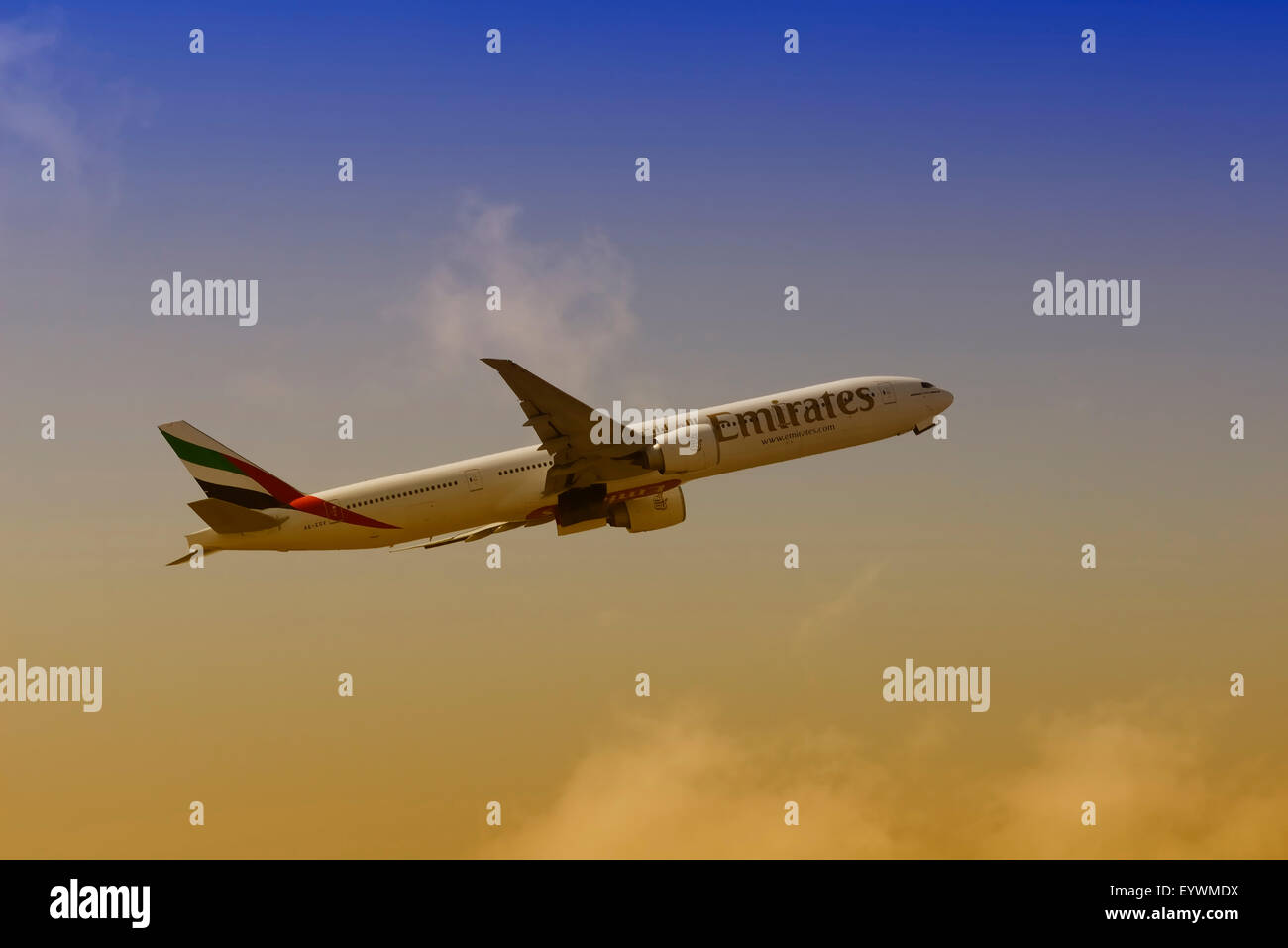Bombay,India-March 15 2015: Emirates vuelo despegue el Aeropuerto Internacional de Bombay . Foto de stock