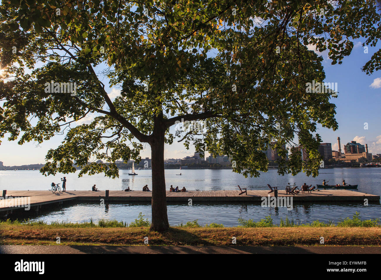 Charles River muelle público en Esplanade Foto de stock