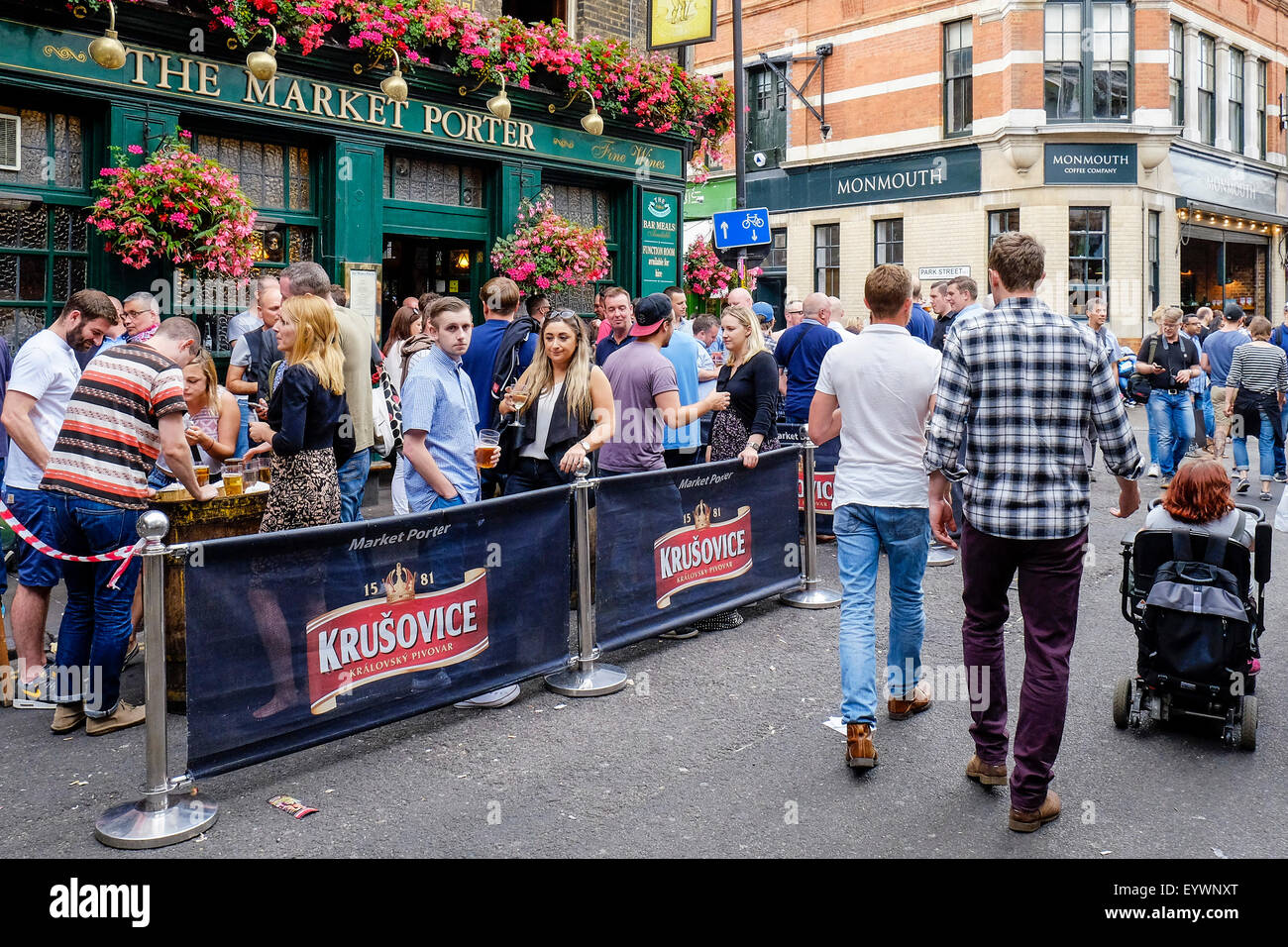 Las personas que beben fuera del mercado Porter pub en el mercado Borough Market de Londres. Foto de stock
