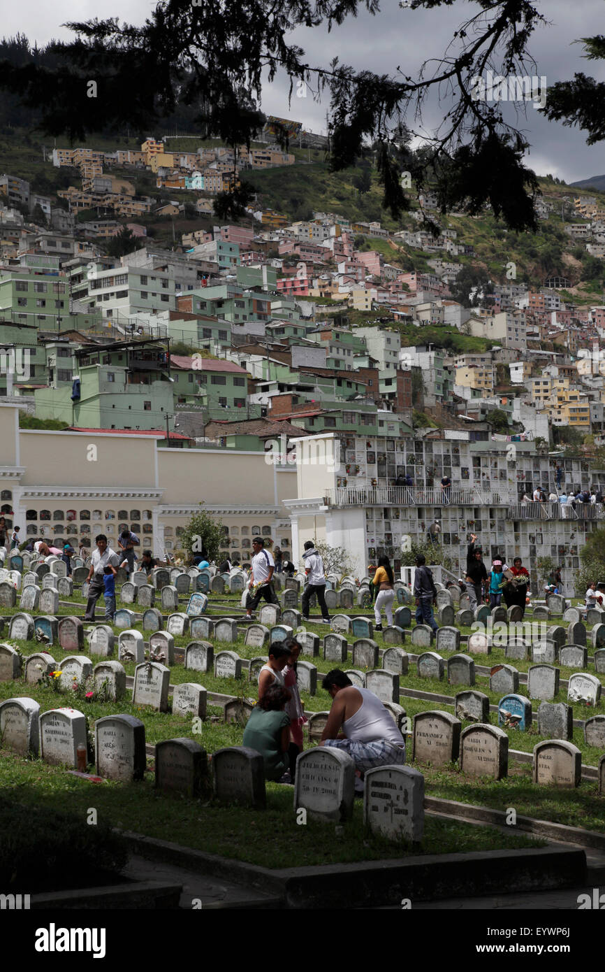 Conmemoracion Del Dia De Los Muertos En El Cementerio En Quito