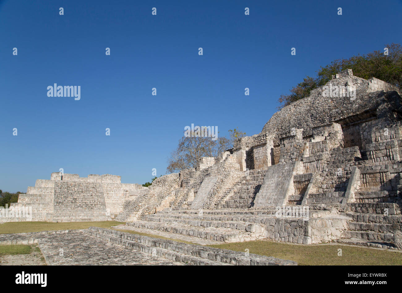 Patio Puuc en primer plano y el noreste del Templo detrás, Edzná, sitio arqueológico maya, Campeche, México, América del Norte Foto de stock