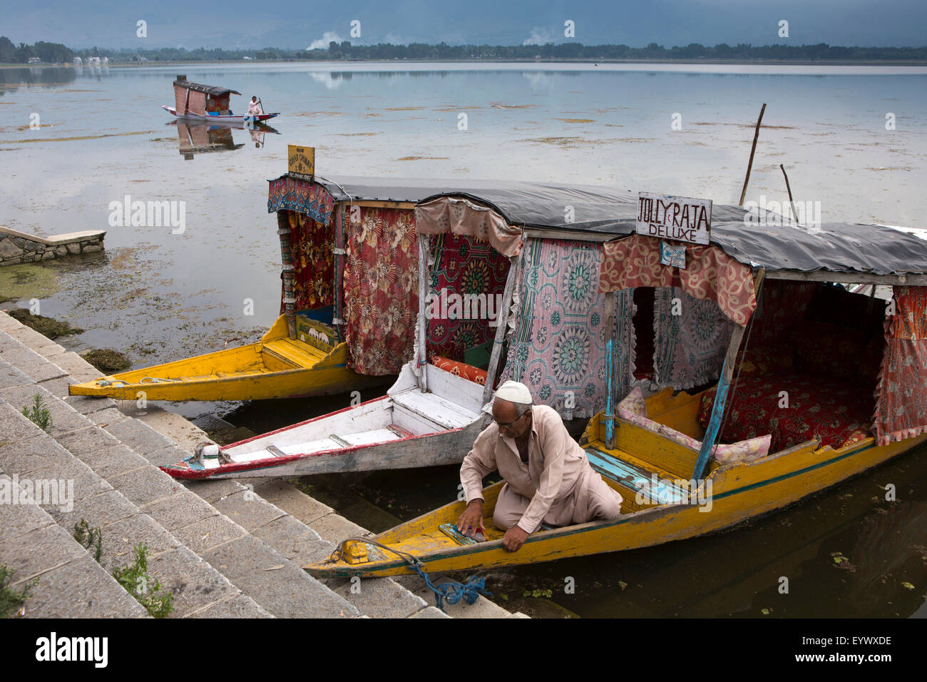 India, Jammu & Kashmir, Srinagar, Cachemira indio como turistas evitar, propietario de Jolly Raja, Dal Lago shikara, limpieza de barco-taxi en ausencia de crédito de los clientes: Neil McAllister/Alamy Live News Foto de stock