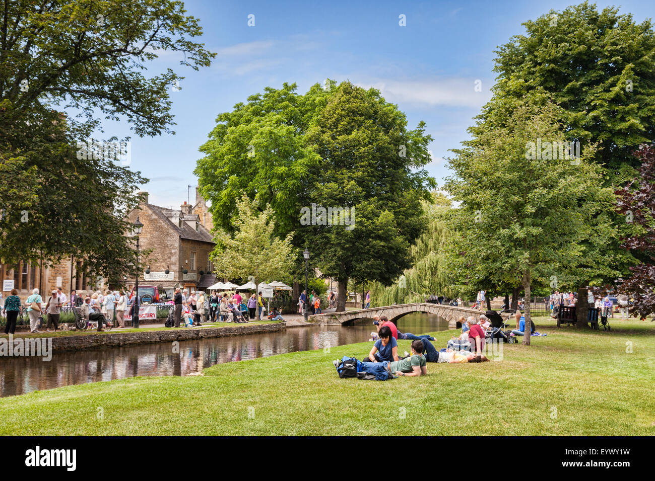 Los turistas de un día en una tarde de verano en la aldea de Cotswold Bourton-on-the-agua, Gloucestershire, Inglaterra. Foto de stock