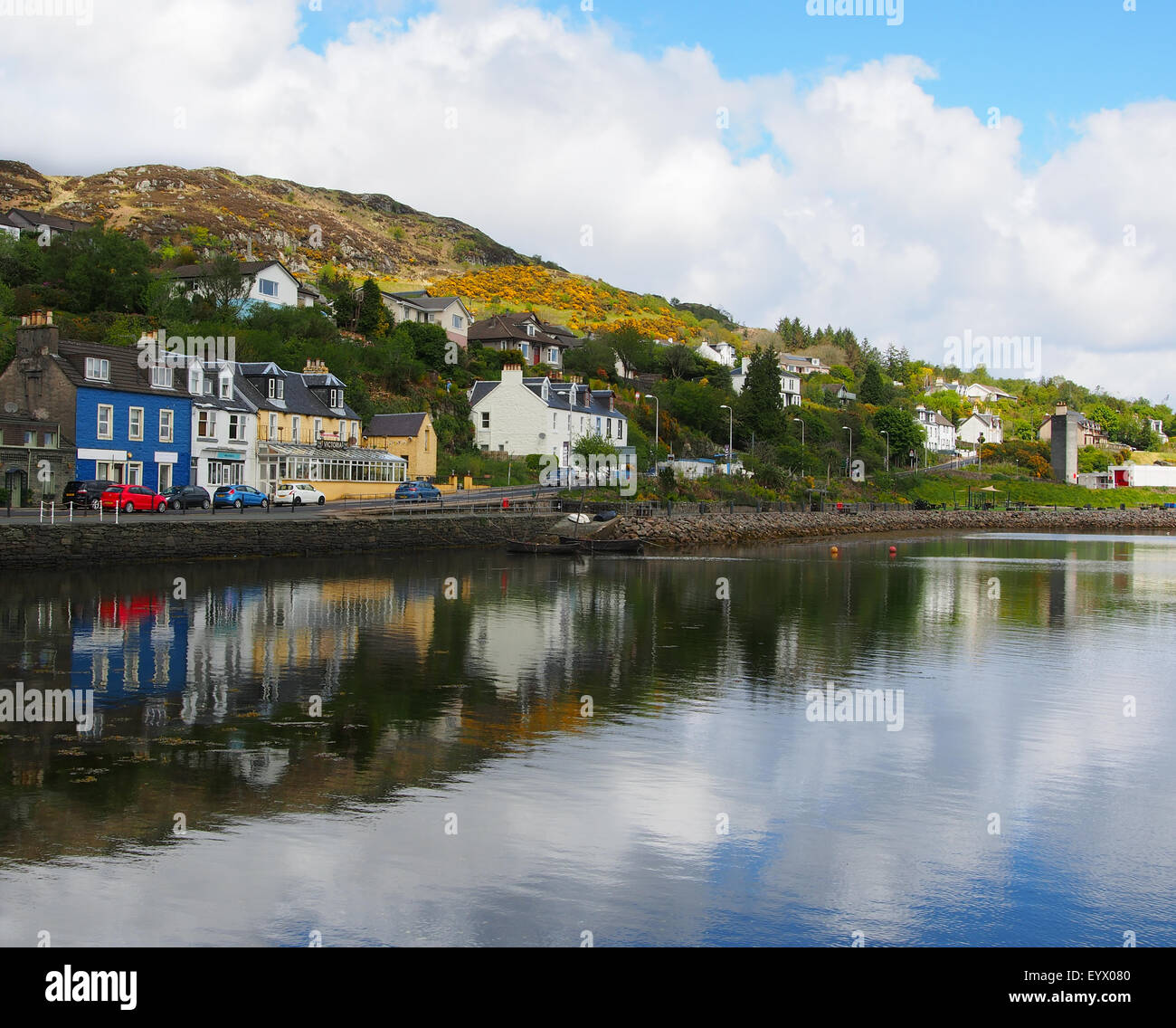 Tarbert Harbour y Heritage Village que se encuentra a orillas del lago Fyne en Argyll, en Escocia, Reino Unido. Foto de stock