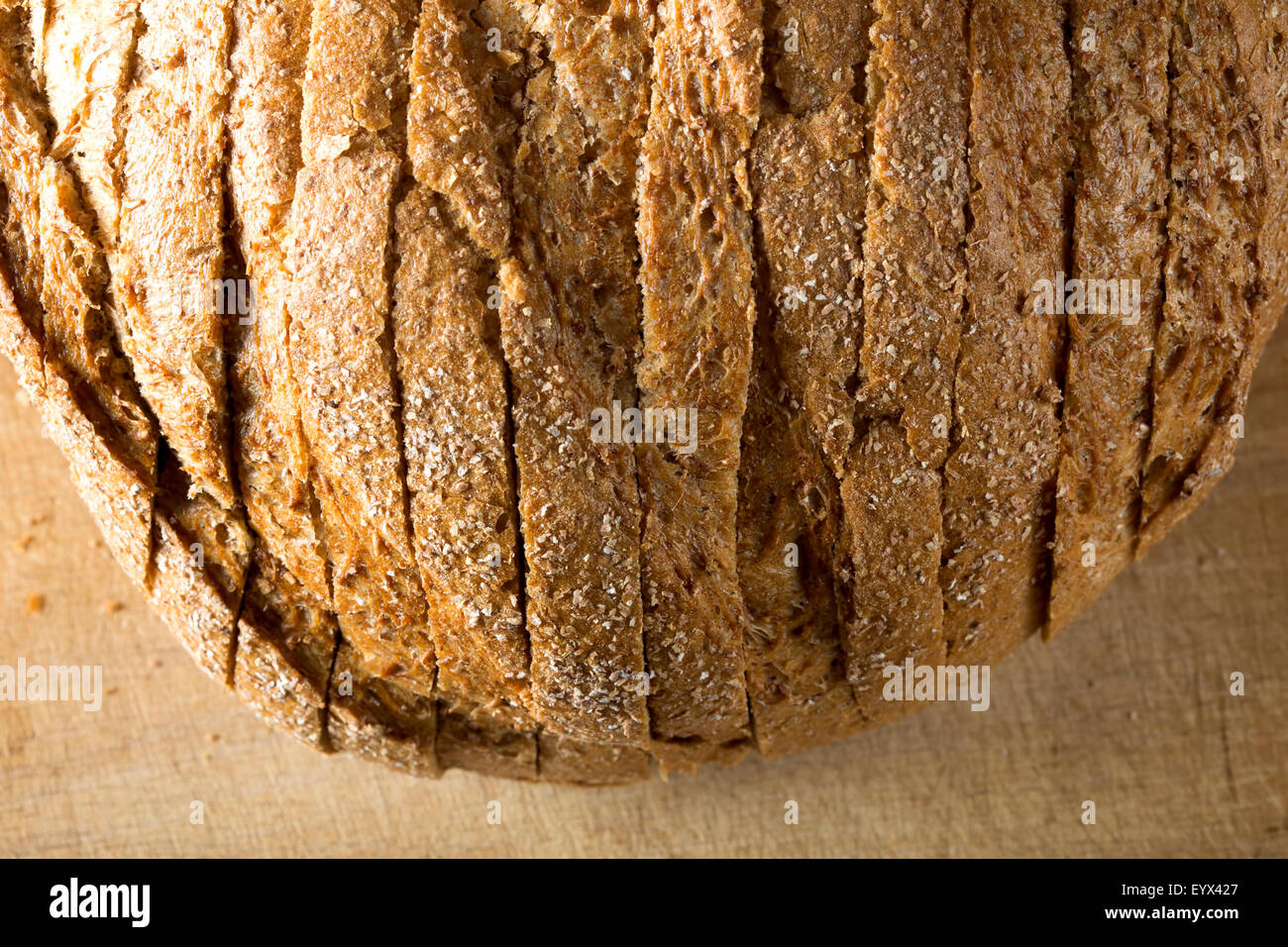 Pan y rebanadas de pan sobre una tabla para cortar Foto de stock