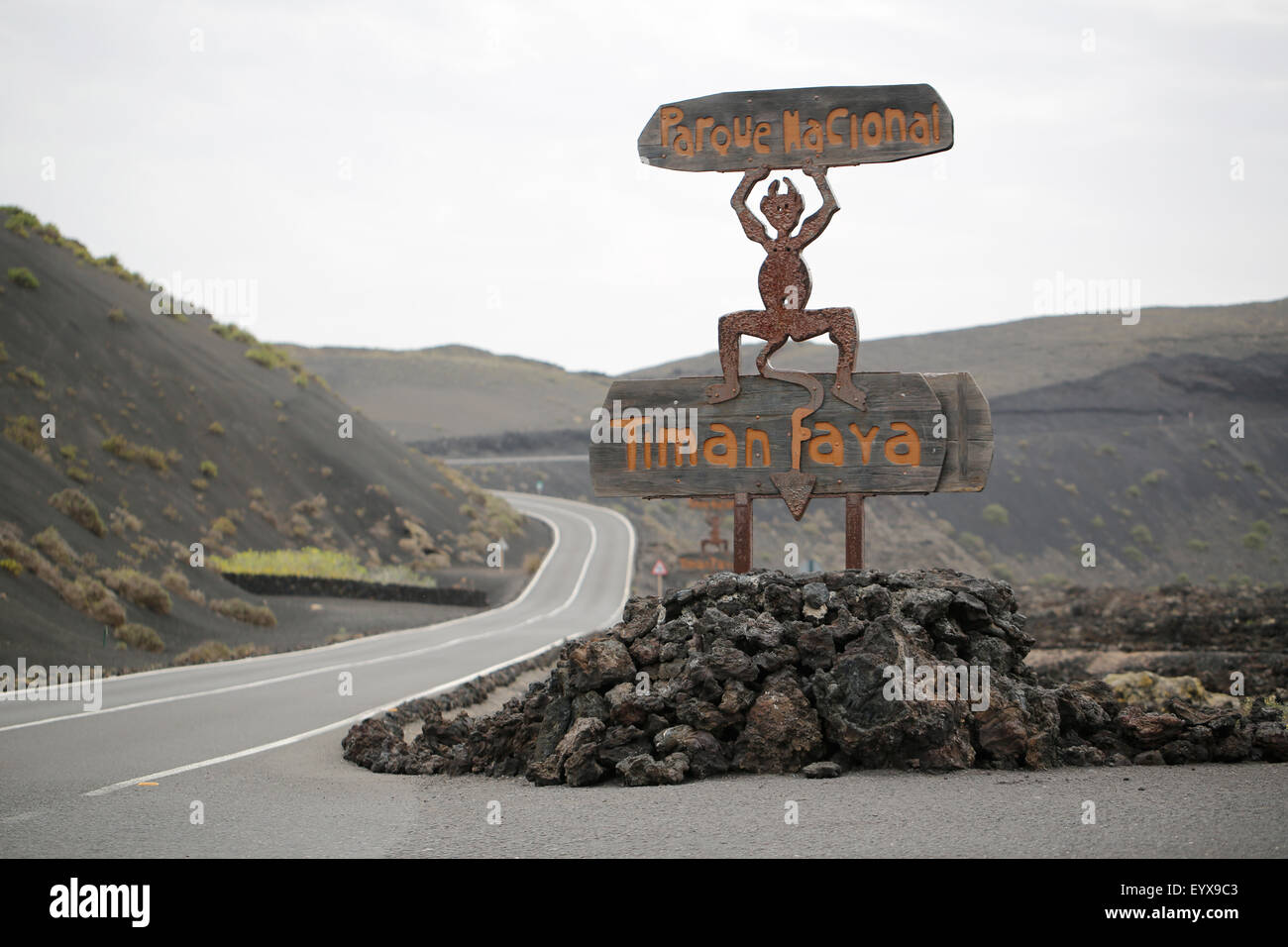 La señal de entrada al Parque Nacional de Timanfaya, en Lanzarote, en la  carretera LZ67 que pasa la entrada al volcán Fotografía de stock - Alamy