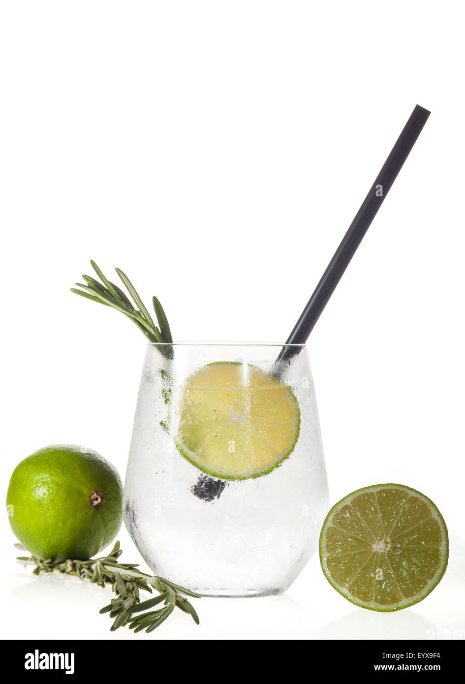 Cristal con bebida alcohólica con limón y hielo aislado sobre fondo blanco. Foto de stock