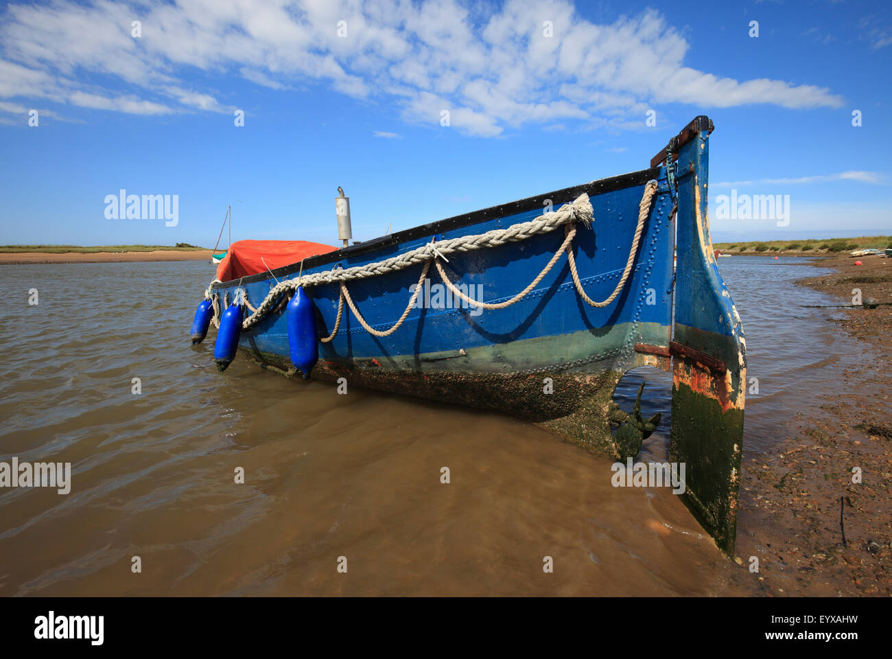Barco de madera azul en Burnham Overy Staithe en la costa de Norfolk. Foto de stock