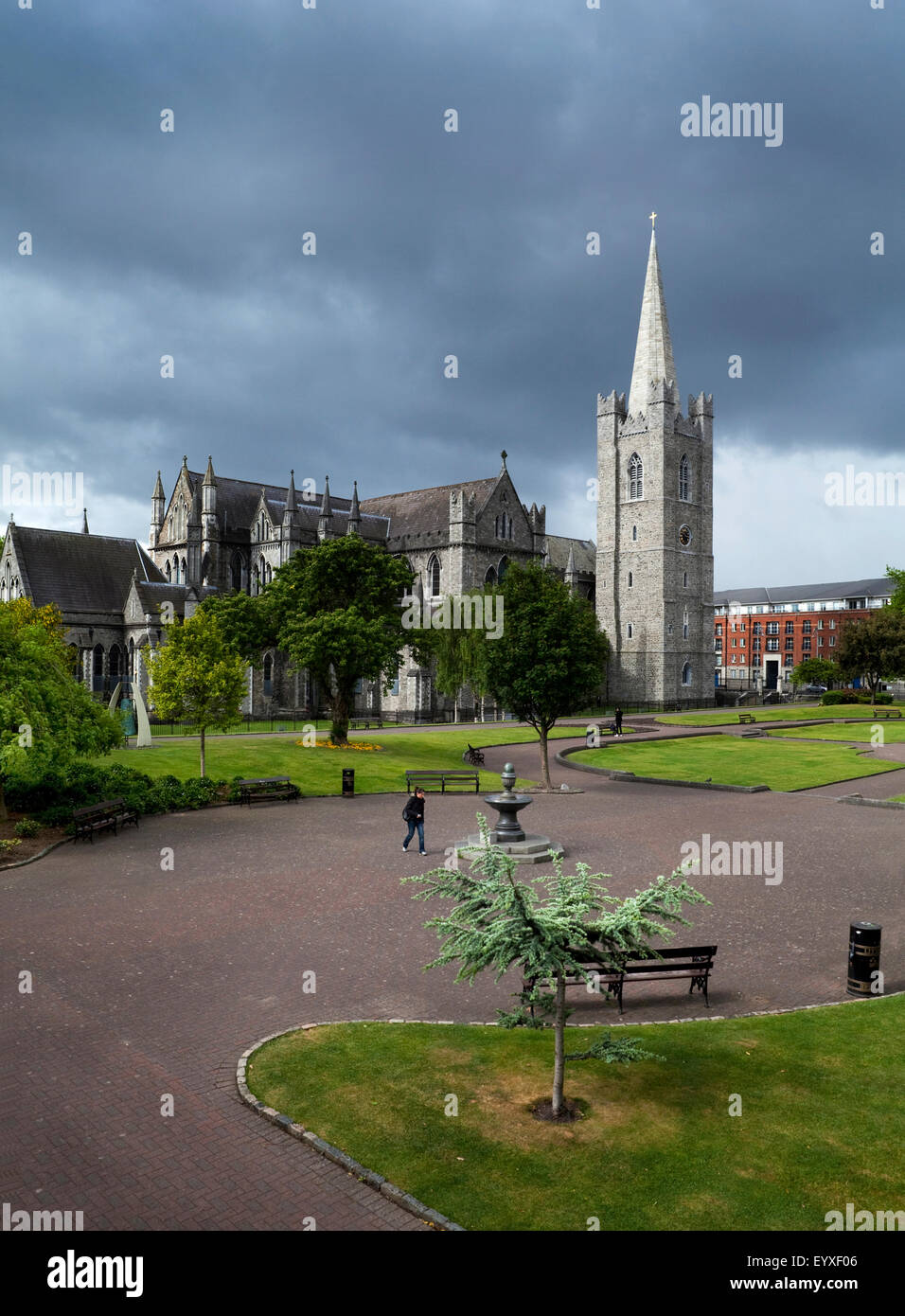 Jardín de la Catedral de St Patrick, fundada 1191, Dublín, Irlanda Foto de stock