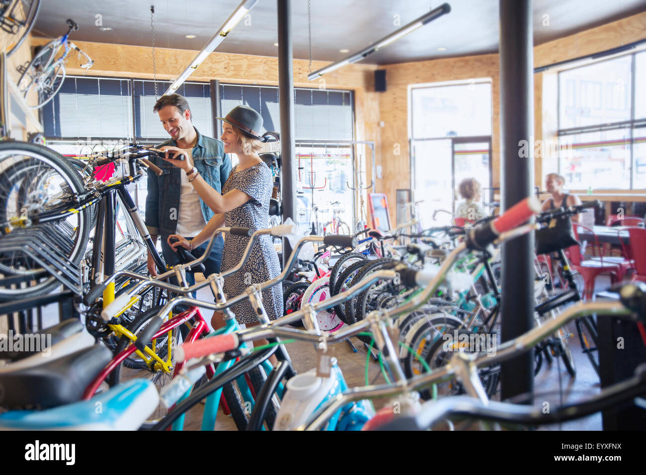Par mostrando bicicletas en el estante en la tienda de bicicletas Foto de stock